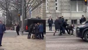 ABD’de Azerbaycan Cumhurbaşkanı Aliyev’e yönelik provokatif eylem girişimi Arbede anları kamerada