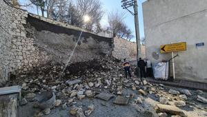 Niğde Kalesinin istinat duvarı çöktü