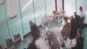Cami içinde panik Tavan alçısı namaz sırasında cemaatin üstüne düştü