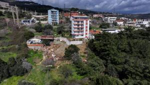 Bornova’da perde beton çöktü, apartman tahliye edildi Vatandaş araçta yaşıyor