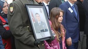Nil, şehit babasını uğurladı Gözyaşları sel oldu