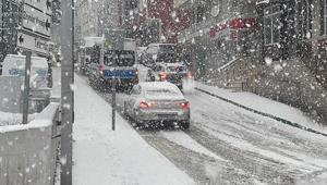 Bursada kar yağışı Araçlar yollada kaldı