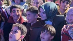 Bakan Göktaş, çocuklarla birlikte Kabede Hacılar ilahisine eşlik etti