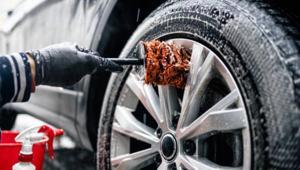 Arabanın jantlarını resmen cilalıyor En kötü kir bile bu sabuna dayanamıyor