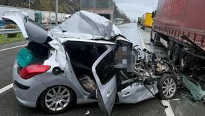 Artvinde otomobil, TIRa çarptı 2 kişi öldü