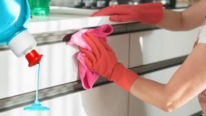 Dolapları bembeyaz yapan malzeme sadece karbonat değil Suya 1 kaşık ekleyin, yağları eritiyor