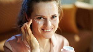 Göz altı morluklarına meydan okuyor 10 dakikada daha aydınlık bir cilt