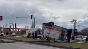 Ambulans göreve giderken takla attı: 3 sağlık çalışanı yaralı