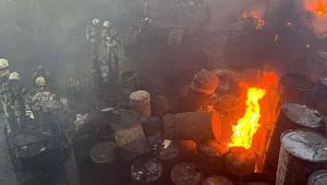 İzmirde geri dönüşüm fabrikasında yangın çıktı Ekipler müdahale ediyor