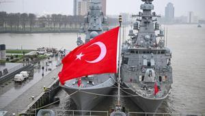 Avrupa’nın kalbinde gövde gösterisi TCG Anadolu Rotterdam Limanı’nda