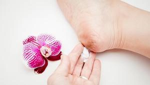 Sertleşen topukları pamuk gibi yapıyor 3 malzemeyle ölü deriden kurtulun