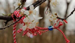 Marteniçka ne zaman, bileklik hangi bileğe takılır Marteniçka bileklik yapımı nasıl