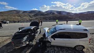 Bingölde iki araç çarpıştı: 1 ölü, 4 yaralı