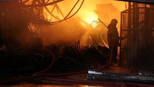 İzmirde mobilya atölyesinde çıkan yangın, depoya ve iş yerlerine sıçradı