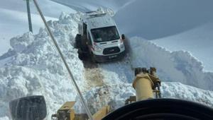 Ağrı’da 2 metreyi bulan karda kurtarma operasyonu