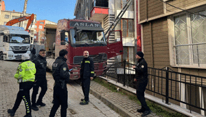 Kağıthane’de Yokuşta tehlikeli anlar Kayan kamyon sürücüsünü bahçeye savurdu