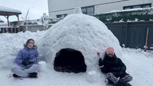 Kars’ta çocuklardan kardan ev: Bahçede Kuzey Kutbu hayali kurdular