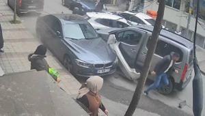 Sultangazi’de trafik kavgası kamerada Tartışma kazaya dönüştü, 5 kişi araçtan inip kaçtı