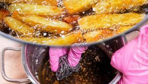 Kızartma tenceresini yeni gibi yapan yöntem Yağı lekeyi söküp atar: Kaynat-beklet-sil