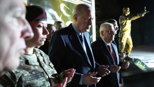 Cumhurbaşkanı Erdoğan, Ömer Halisdemirin anıtı önünde dua etti