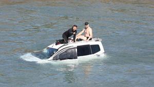 Baraj gölünde can pazarı Araçta mahsur kalan 23 yaşındaki sürücü kurtarıldı