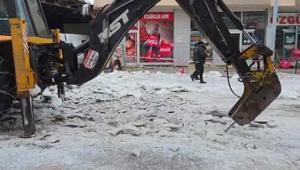 Kentte hayat durma noktasında Yollardaki 20 santimlik but tabası iş makinesiyle temizleniyor