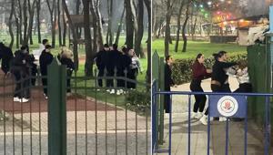 Kağıthanede lise öğrencilerinin tekmeli yumruklu kavgası kamerada