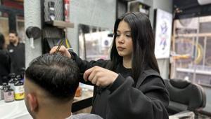 Erkek berberin çırağı Sırma: Müşteriler şaşırıyor