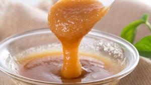 Dudakları ölü deriden arındırıyor Kuru halinden eser yok, bakım kürü