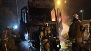 Tuzlada park halindeki TIR alev alev yandı