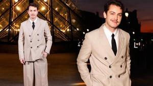 Paris’te Boran Kuzum rüzgarı: Sıra dışı tarzıyla moda haftasına damga vurdu