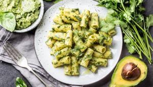 Makarna sosunu avokadolu yapın Yeşil püreyi sıcakken karıştırın: Yapımı 15 dakika