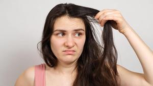 Cam gibi parlayan sağlıklı saçların sırrı Dipleri yağlı, uçları kuru olanlara özel doğal maske