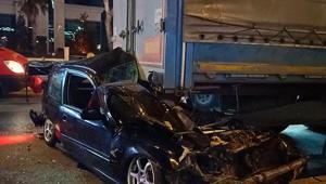 Bursada otomobil, park halindeki TIRın altına girdi