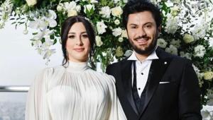 Komedyen Yasemin Sakallıoğlu evlilik yıl dönümünü statta kutladı