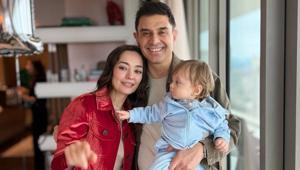 Zeynep Tuğçe Bayat ve Cansel Elçin çiftinden mutlu aile tablosu