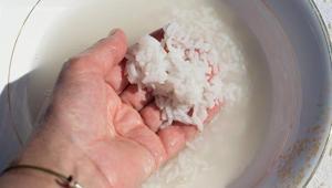 Yıkamadan pişirince nişasta bombası oluyor Komşu çatlatan kar beyaz pilavın sırrıymış