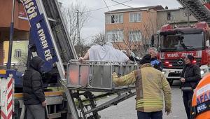 27 yaşında, 240 kilo 7’nci kattan vinçle indirildi: İçeriden kurtarıp tedavi için götürdüler
