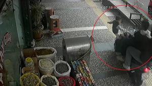 Kaldırımda dehşet 5 yaşındaki çocuk ölümden döndü: Kaza anları kamerada