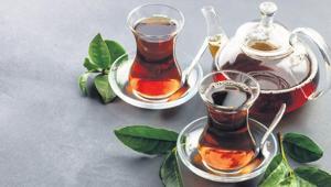 Çek bir demli çay cam demlikten