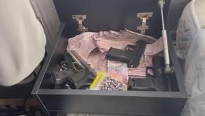 Maltepe’de evde gizli bölme Silah ve yüklü para ele geçirildi
