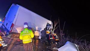 Kamyonet TIR’a arkadan çarptı: 2 ölü, 1 yaralı