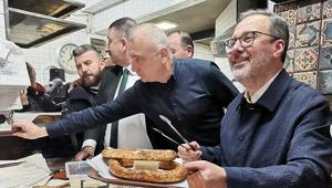 AK Partili Kasapoğlu, İzmir’de vatandaşlarla sahurda buluştu