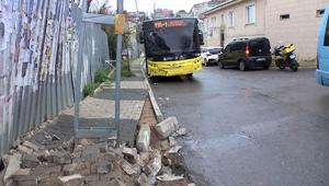 Beykozda kayan İETT otobüsü aydınlatma direğine çarptı Yaralılar var