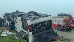 Son dakika: Adanada yolcu otobüsü devrildi Ölü ve yaralılar var