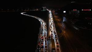 Bayram tatili dönüşü araç kuyruğu 43 ilin geçiş noktasında trafik 40 kilometreyi aştı