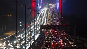İstanbulda gece saatlerinde trafik yoğunluğu