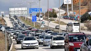 Yollarda bayram tatilinden dönüş çilesi başladı İşte trafik yoğunluğu yaşanan bölgeler