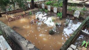 Adana’da mezarlık sular altında Kabirlere ulaşmak için ayaklarına poşet geçirdiler