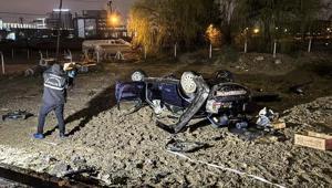 Feci kaza Bariyer ve direğe çarpan otomobilin sürücüsü kurtarılamadı